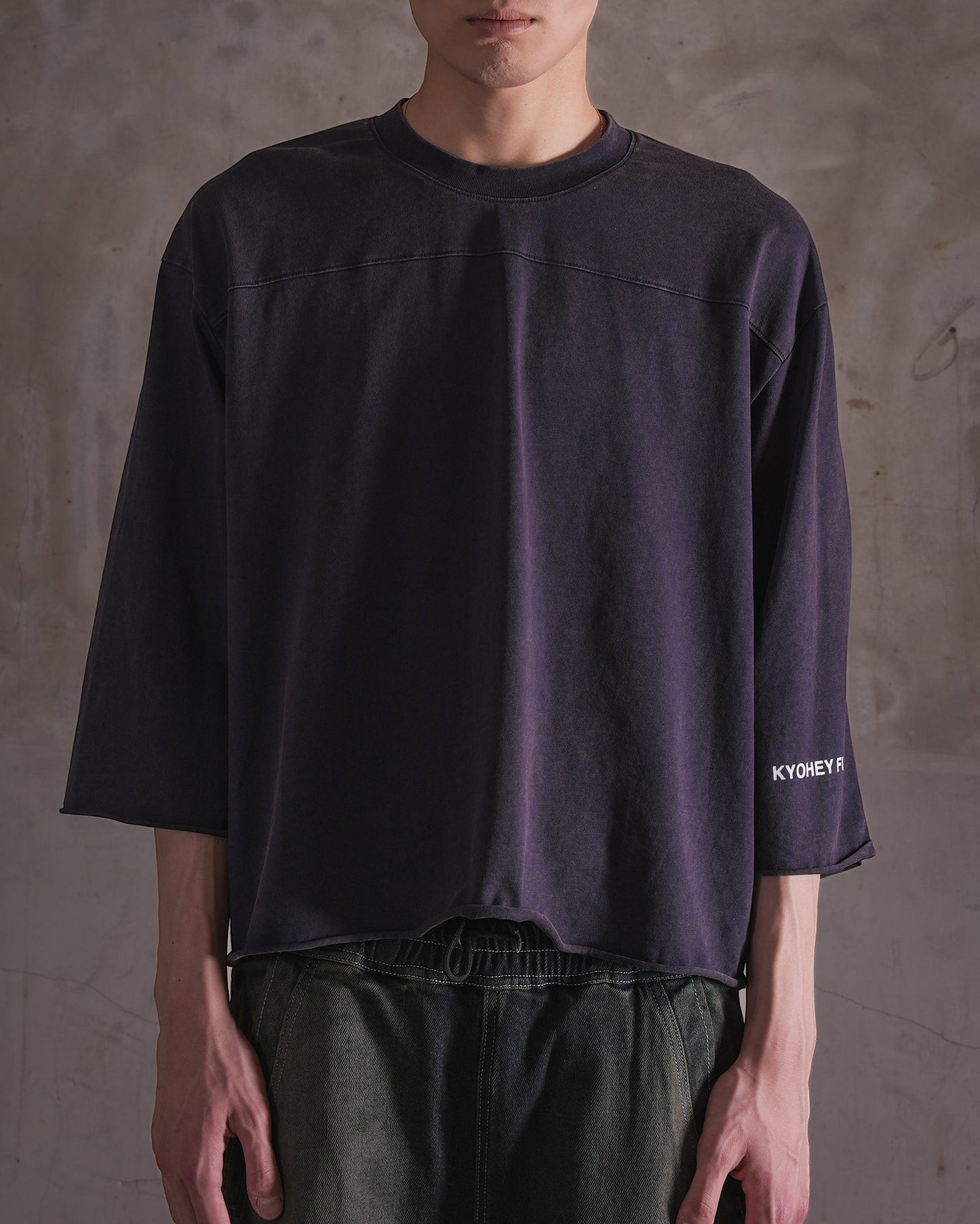 KYOHEY_FUJITAのヴィンテージ加工されたダークパープルのクロップド丈ボックスシルエットロゴTシャツ