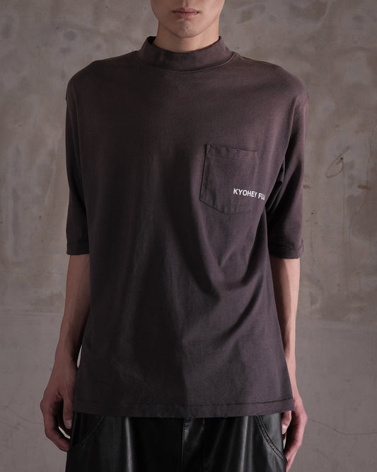 KYOHEY_FUJITAのヘビーウォッシュ加工されたダークブラウンのモックネックロゴTシャツ。胸ポケットにブランドロゴ入り。