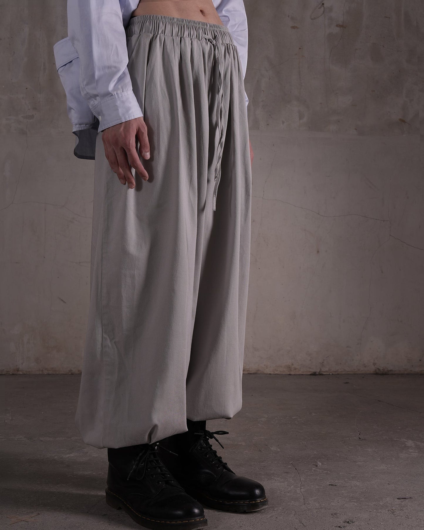 KYOHEY_FUJITAのグレーのマルチタックハーレムパンツ。ゆったりとしたシルエットでウエストはドローストリング仕様。