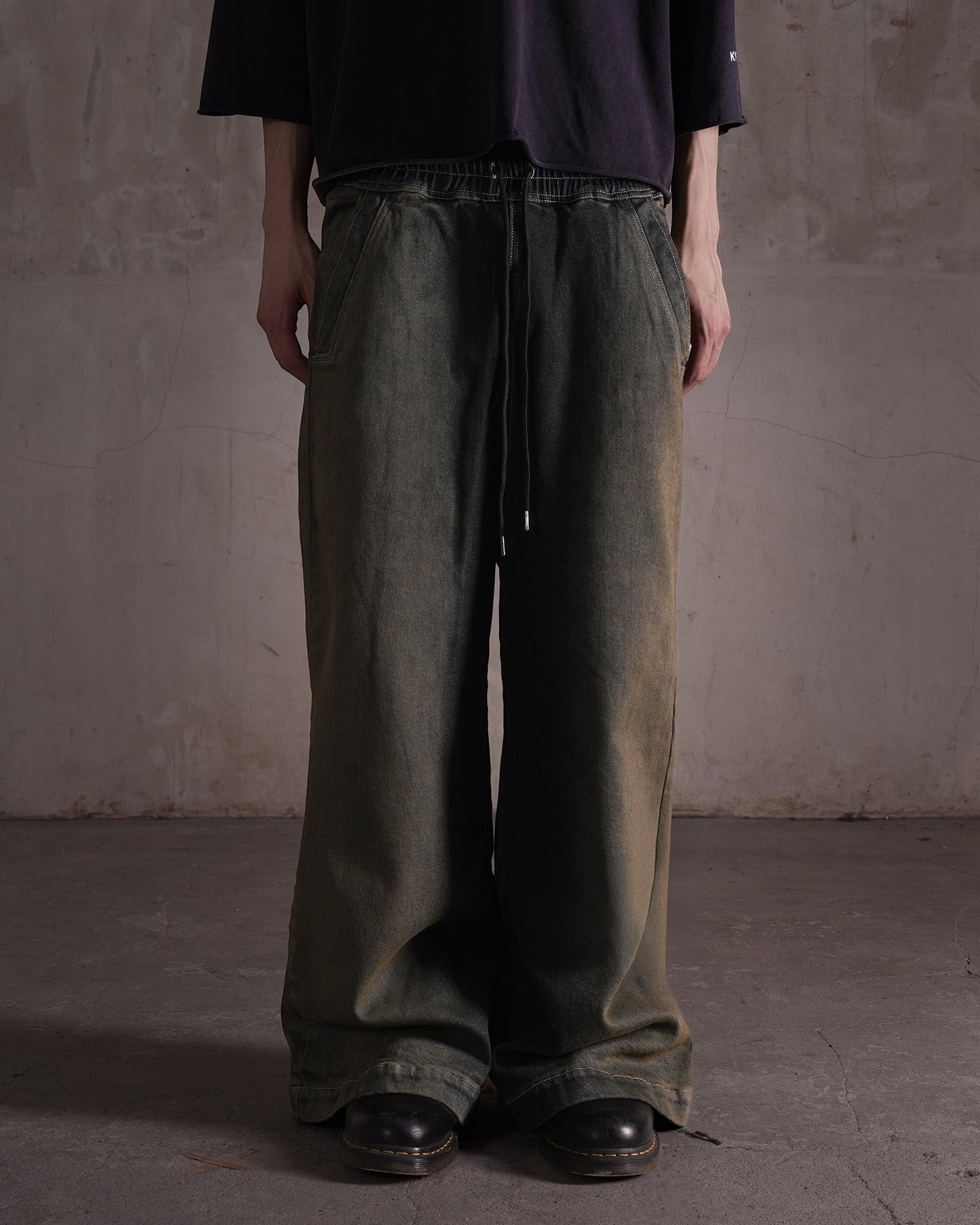 KYOHEY_FUJITAのヘビーガーメントウォッシュ加工が施された、ゆったりとしたシルエットのストレートレッグデニムパンツ