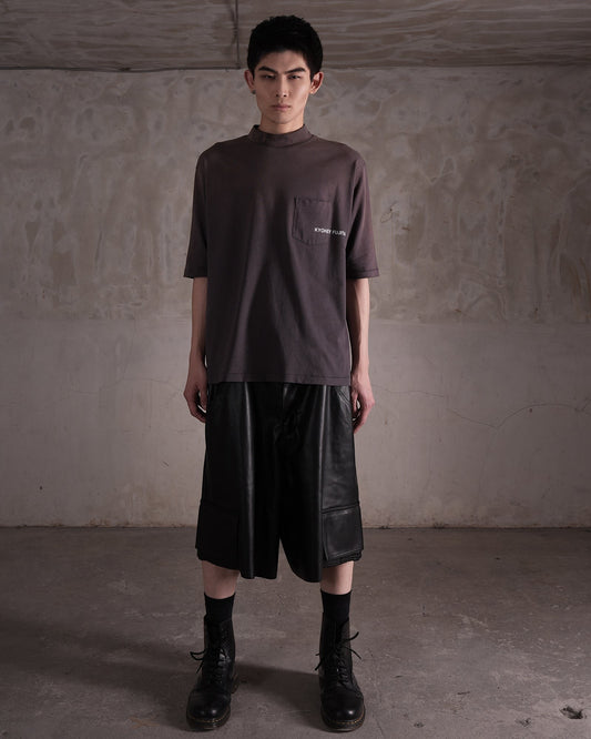 KYOHEY_FUJITAのヘビーウォッシュ加工されたモックネックロゴTシャツ。胸ポケットにロゴ入り、ダークグレーのコットン素材。